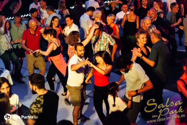 Salsa_im_Park_Fuerth_DJ-Norb_Salsatanzen_Freilichtbuehne_Bayern_310719_40
