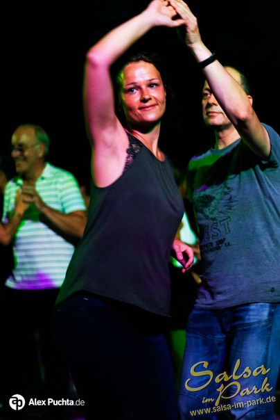 Salsa_im_Park_Fuerth_DJ-Norb_Salsatanzen_Freilichtbuehne_Bayern_310719_55