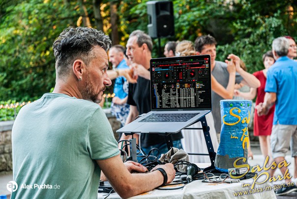 Salsa_im_Park_Fuerth_Nuernberg_DJ-Norb_Salsatanzen_Freilichtbuehne_2907_01